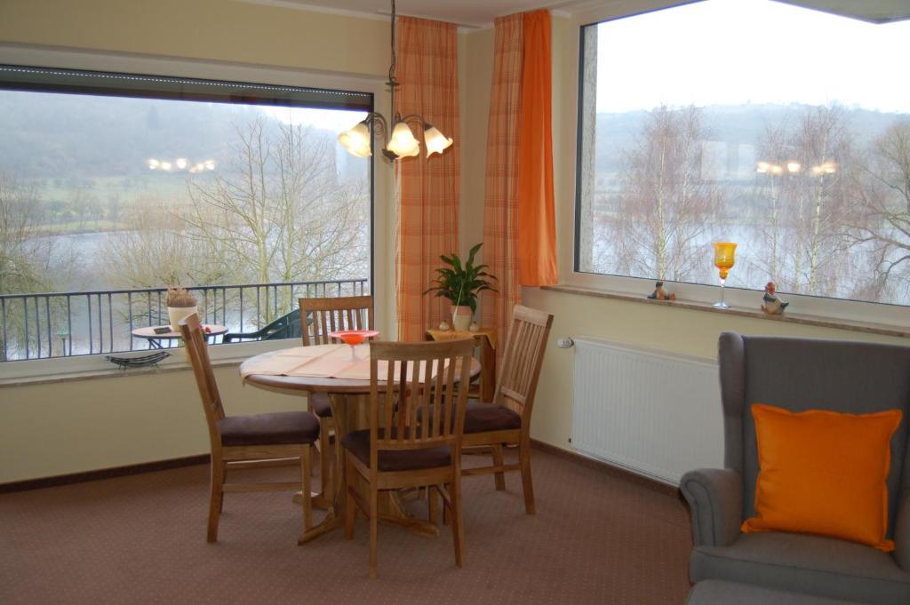 Hotel-Ferienwohnungen Cafe Maarblick Schalkenmehren Bilik gambar
